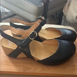 Dansko Black Leather Wedge closed toe Sandals size 40